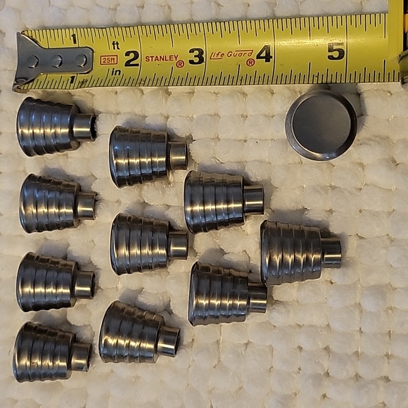 11 knobs and 5 pulls - Picture 2 of 4